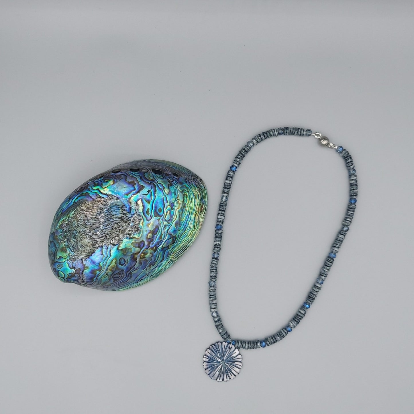Mother-of-Pearl Flower Necklace - Dark Blue