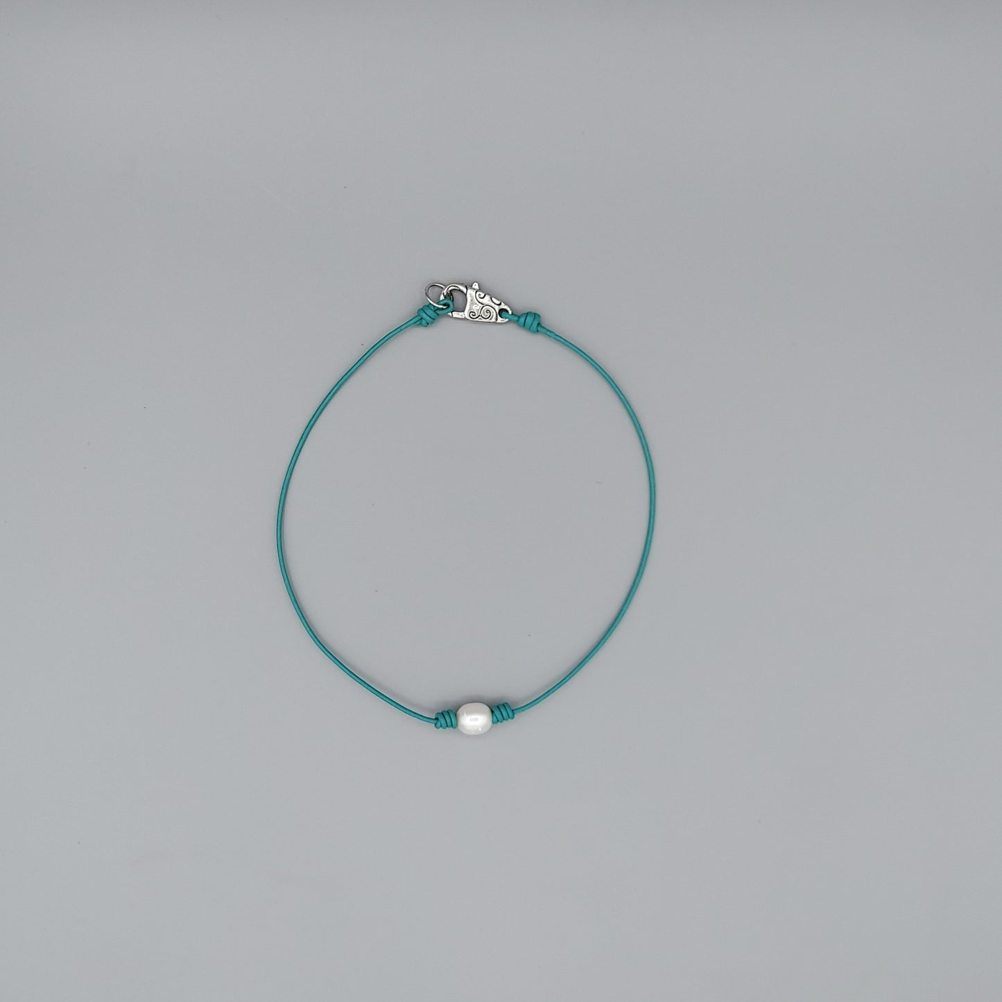 Single Pearl Choker-Turquoise Leather