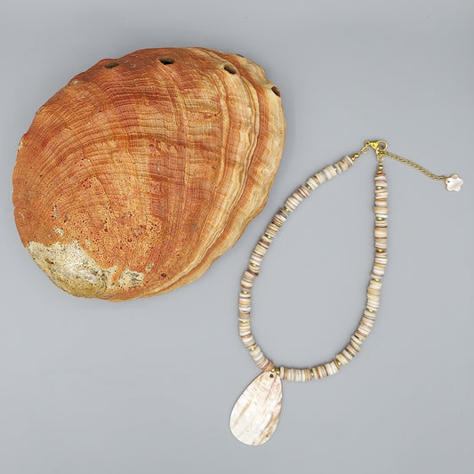 Freshwater Shell Necklace w/Mother-Of-Pearl Pendant. Brown/Tan.