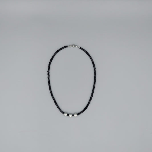 Platinum Shell Pearl Choker-Blk Glass Beads